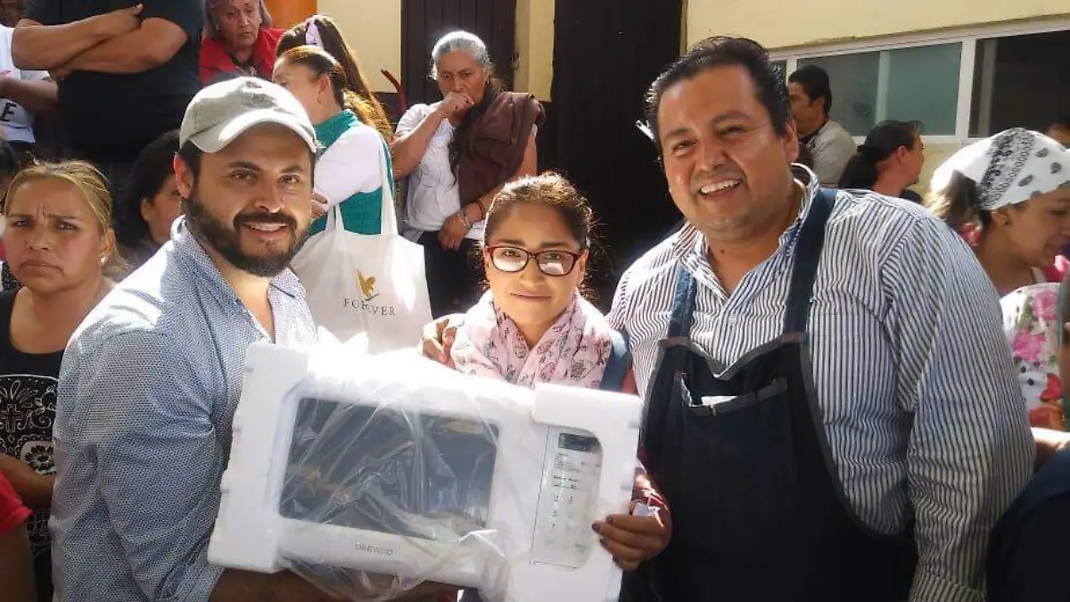 Cientos de personas disfrutaron del sortero de Reyes Magos en el mercado Reforma.